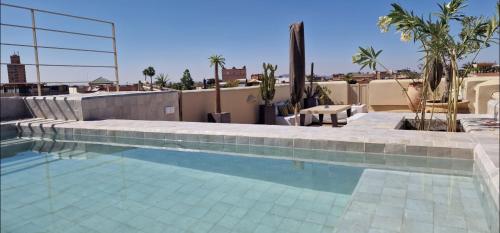 une piscine au sommet d'un immeuble dans l'établissement Riad de Vincent, à Marrakech