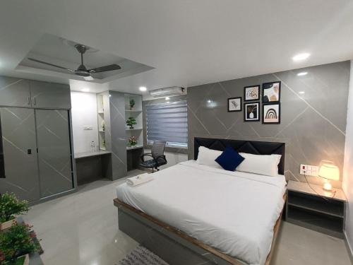 um quarto com uma cama e uma cabina de duche ao nível do chão em Stayvilla em Rānchī