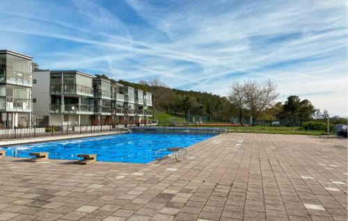 een zwembad voor een appartementencomplex bij Nice Apartment In Visby With Wifi in Visby