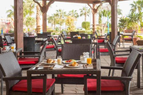 Porto Sokhna Resort في العين السخنة: طاولة مع طبق من الطعام في مطعم