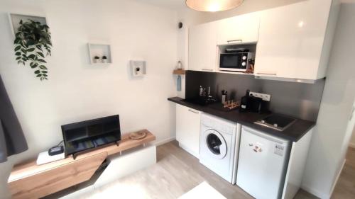 - une cuisine avec lave-linge et sèche-linge dans la chambre dans l'établissement Dana centre mer 25, à Nice