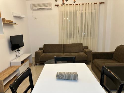 een woonkamer met een bank en een tafel bij Apartament 1+1 in Yrsheku