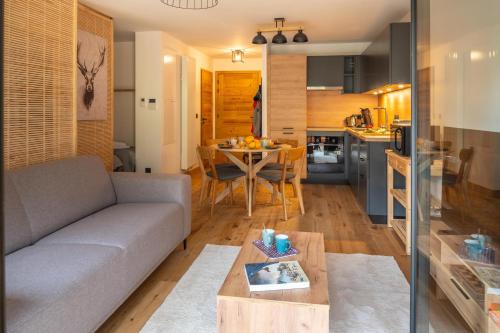 un salon avec un canapé et une table dans l'établissement Apartment Cairn Harmony A109, aux Gets