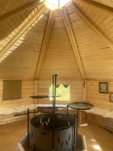 Uma área de estar em Triangle Cabin