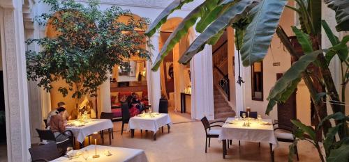 Restorāns vai citas vietas, kur ieturēt maltīti, naktsmītnē Riad de Vincent