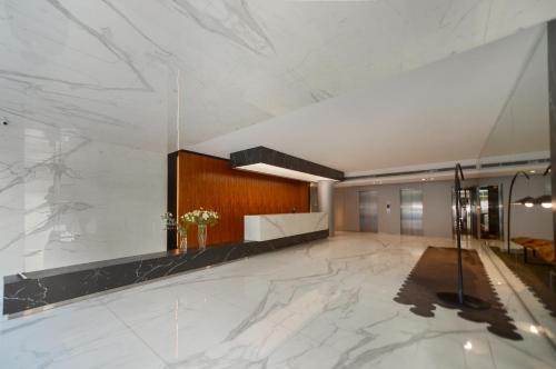 un vestíbulo con suelo de mármol blanco y un edificio en Fliphaus Be Libertador - Lux 1 Bd 11-21 en Buenos Aires