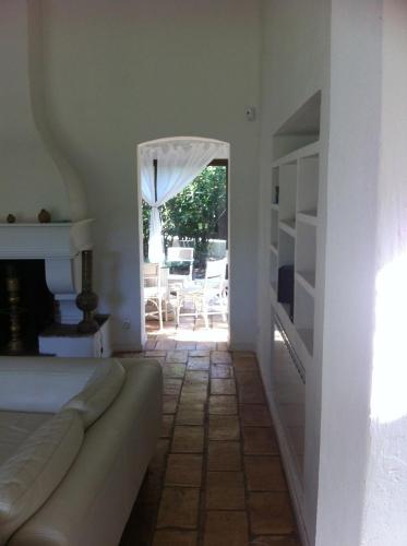 - une chambre avec un lit et une vue sur une terrasse dans l'établissement Villa Pampelonne-Ramatuelle, à Saint-Tropez
