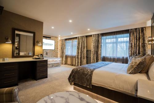 1 dormitorio con cama, lavabo y espejo en Bushtown Hotel & Spa en Coleraine