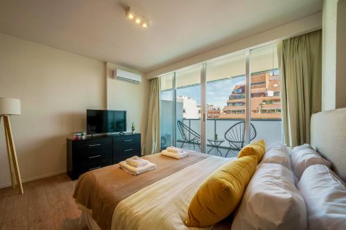 1 dormitorio con cama grande y ventana grande en Fliphaus Be Libertador - Lux Loft 11-5 en Buenos Aires