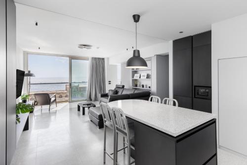 Η κουζίνα ή μικρή κουζίνα στο Nero Luxury Suites by Zennova