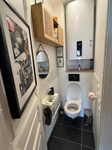 une petite salle de bain avec toilettes et lavabo dans l'établissement Lumineux et spacieux à 4 min de Montparnasse, à Malakoff
