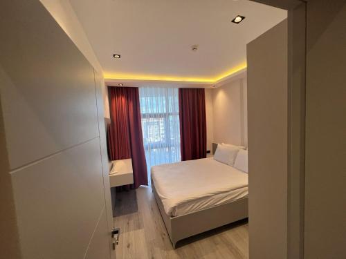 a small bedroom with a bed and a window at Ulu Panorama Residence in Alanya