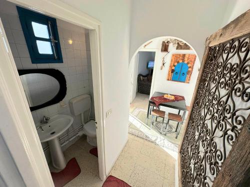 ein Bad mit einem Waschbecken und einem WC in einem Zimmer in der Unterkunft Anis 4 in Sousse