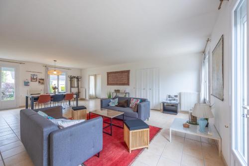 un salon avec deux canapés et une table dans l'établissement Le Nest quiet house in city center, à Bayeux