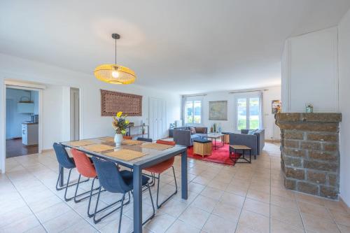 une salle à manger et un salon avec une table et des chaises dans l'établissement Le Nest quiet house in city center, à Bayeux