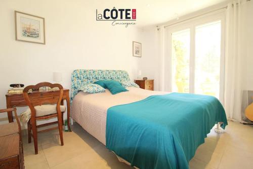 une chambre avec un lit, une chaise et une fenêtre dans l'établissement Les Grillons, à Sausset-les-Pins