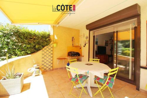 une table et des chaises sur le patio d'une maison dans l'établissement Les Grillons, à Sausset-les-Pins