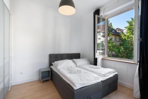 een kleine slaapkamer met een bed en een raam bij Die Bleichstraße in Pforzheim