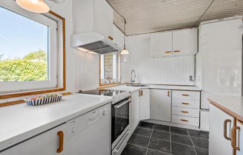Dapur atau dapur kecil di Gorgeous Home In Nykøbing Sj With Wifi