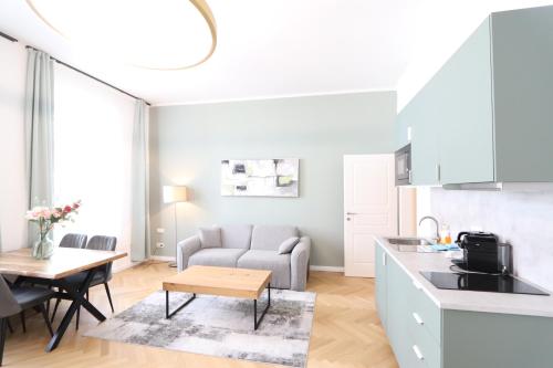 ウィーンにあるVienna Stay Apartments or Rooms 1050のキッチン、リビングルーム(ソファ、テーブル付)