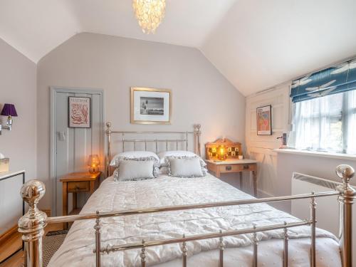 1 dormitorio con cama y lámpara de araña en Lidsey Farmhouse en Bognor Regis
