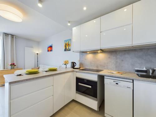 Kuchyň nebo kuchyňský kout v ubytování Przytulny Apartament z Parkingiem Gdynia Pogórze by Noclegi Renters