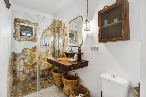 ein Badezimmer mit Dusche und Waschbecken in der Unterkunft Villa Al Andalus - Solo Familias in El Puerto de Santa María