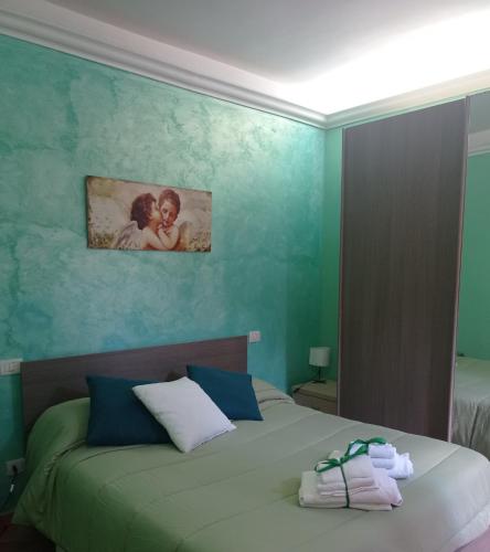 una camera da letto con un letto e un dipinto sul muro di La casa sui tetti a Tivoli