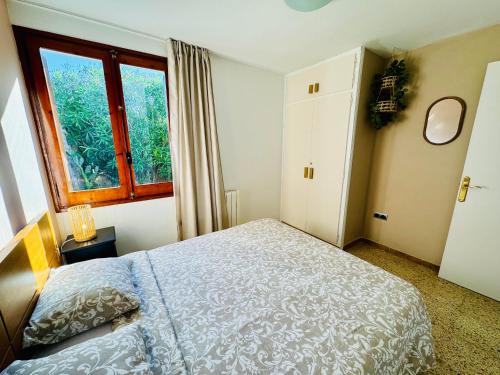 ein Schlafzimmer mit großem Bett und Fenster in der Unterkunft Les cases del vent I in L'Ametlla de Mar