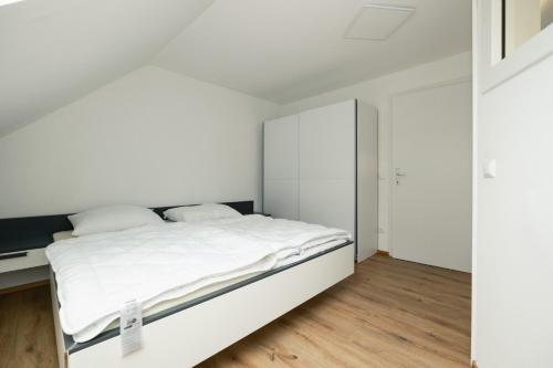 Barnbach的住宿－BÄRNAppartements 2，白色卧室配有床和书桌