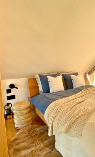 A bed or beds in a room at Wygórowane - nowoczesne stodoły pod Tatrami