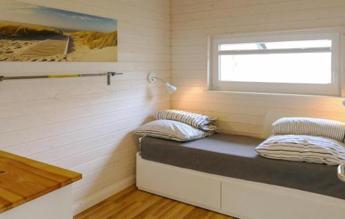 a small room with two pillows and a window at Beautiful Home In Krems Iiwarderbrück in Göls