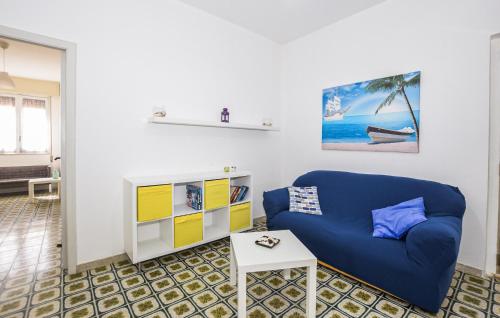 Setusvæði á Cozy Home In Marina Di Ragusa With Kitchenette