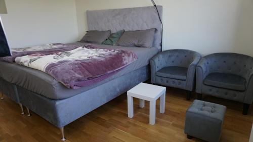 Tempat tidur dalam kamar di Täby, central Stockholm nearby-Vella Comfort