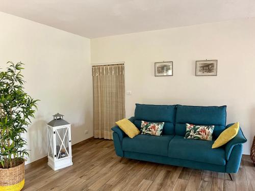 a blue couch sitting in a living room at Casa di Meo in Buti
