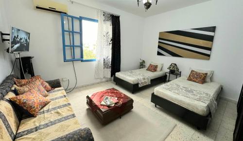 uma sala de estar com dois sofás e um sofá em Anis 4 em Sousse