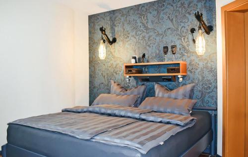 - une chambre avec un lit bleu et des oreillers dans l'établissement Gorgeous Apartment In Waren mritz Ot Jge With Wifi, à Jägerhof
