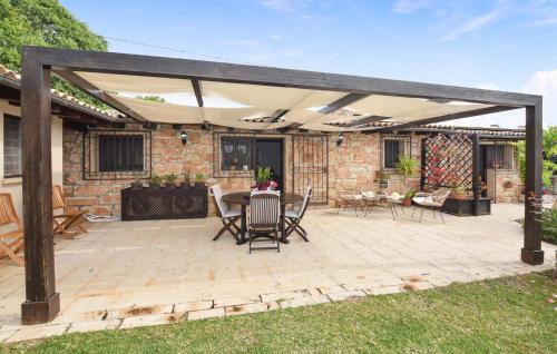 Κήπος έξω από το Cozy Home In Siracusa With Kitchen
