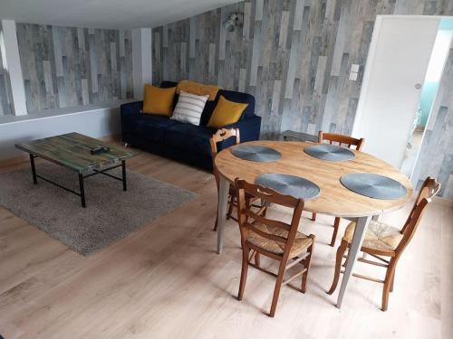 un salon avec une table et un canapé dans l'établissement A mi-chemin entre Amiens et la Baie de Somme, à Forceville-en-Vimeu
