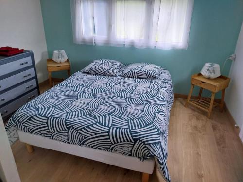 - une chambre avec un lit et une couette blanche et noire dans l'établissement A mi-chemin entre Amiens et la Baie de Somme, à Forceville-en-Vimeu