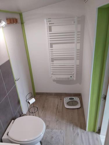 une salle de bain avec toilettes et fenêtre et un parquet dans l'établissement A mi-chemin entre Amiens et la Baie de Somme, à Forceville-en-Vimeu