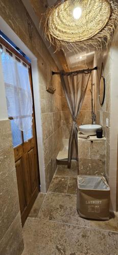 ポール・サン・ルイ・デュ・ローヌにあるChez Lisaのバスルーム(シャワー、トイレ、シンク付)