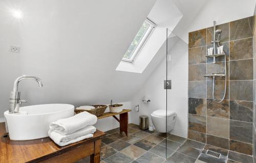 y baño con bañera, ducha y aseo. en Cozy Home In Haderslev With Kitchen, en Haderslev