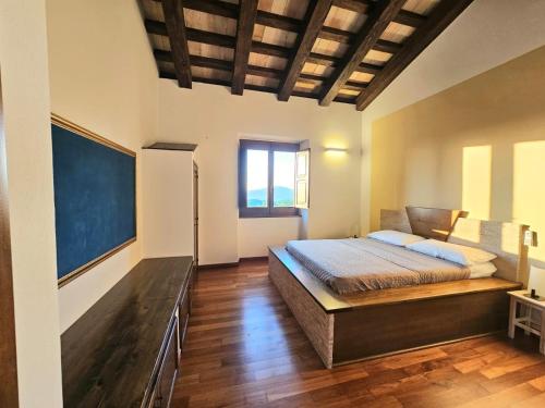 1 dormitorio con cama y ventana grande en Casolare Abruzzese : natura, incanto e mindfulness, en Carunchio