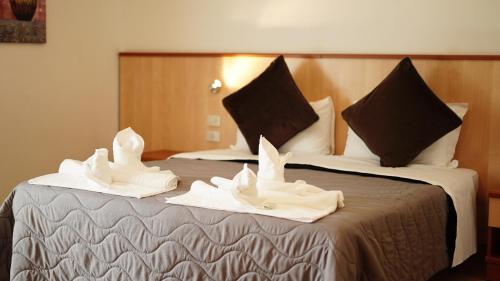 a hotel room with two towels on a bed at Hotel Nuovo Sole HNS in Bovolone