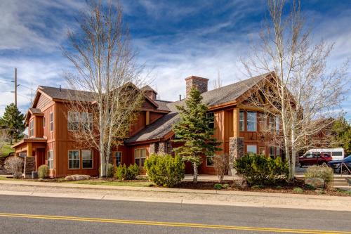 una casa en una calle con un coche aparcado delante de ella en Fox Bay H101 by Moose Management, en Heber City