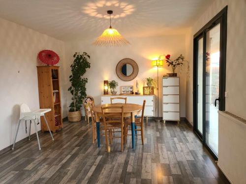 une cuisine et une salle à manger avec une table et des chaises dans l'établissement La maison de Virginie, à Sisteron