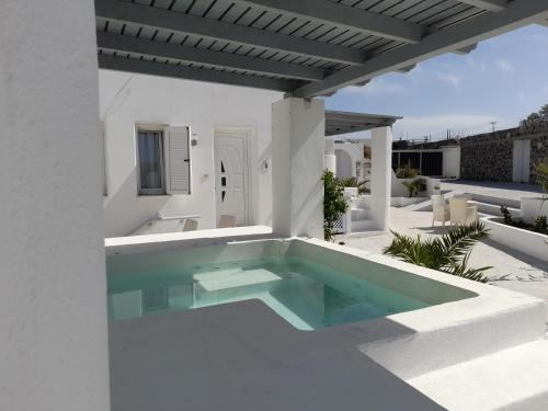 basen w środku białego domu w obiekcie Sea paradise villas - Seaside & private jacuzzi w mieście Oia