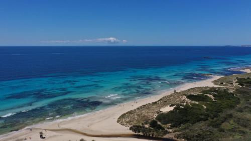 una vista aérea de la playa y del océano en Villa Maitreya By MENORCARENTALS en Son Bou