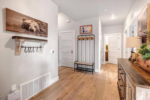einen Flur mit weißen Wänden und Holzböden sowie ein Zimmer mit Kamin in der Unterkunft Mayflower Lakeside 303-14 by Moose Management in Cranmer